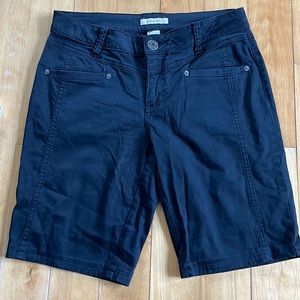 Mid rise Bermuda shorts 9”